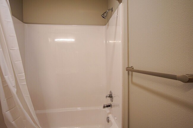 Building Photo - Sellwood 3rd Floor-Studio w W/D Ready Late...