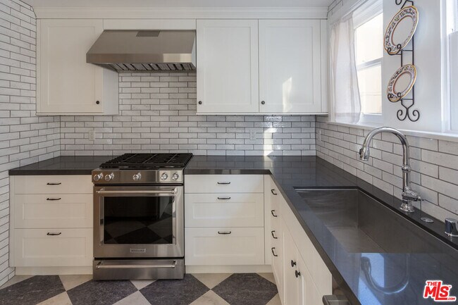 Building Photo - 1930 Rodney Dr