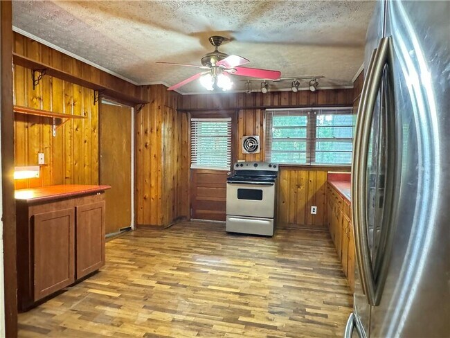 Building Photo - 222 Pineview Dr