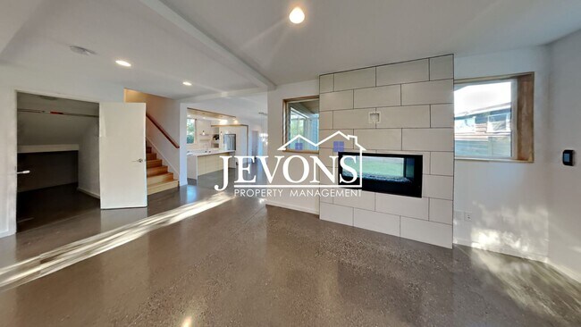 Building Photo - 5BR/4.5BA House in Seattle -- Available Now!