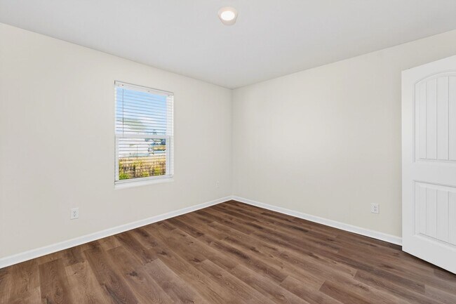 Building Photo - Available now! Stunning 3-Bedroom Home in Meredith Woods