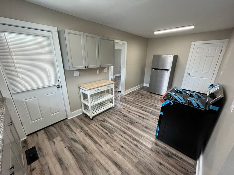 Building Photo - 211 Snyder St