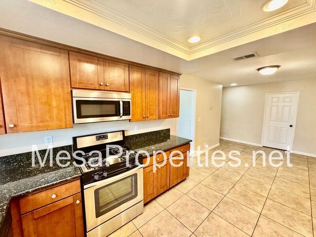 Building Photo - 677 E Highland Ct