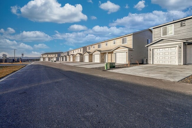 Building Photo - $500 OFF your 1st months rent with a 12 mo...