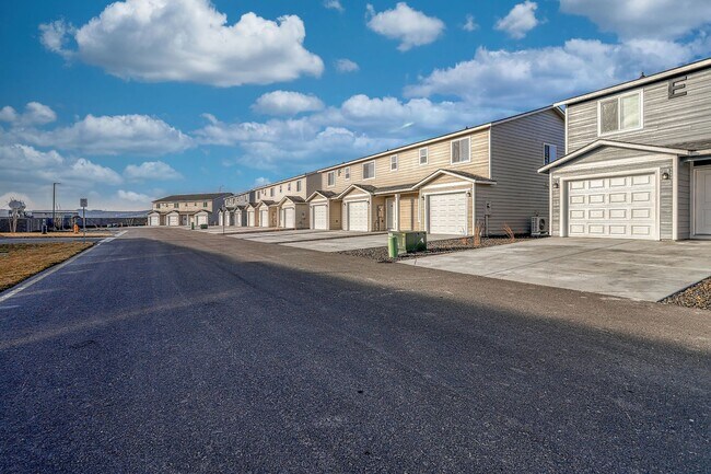 Building Photo - Modern townhome available June 1st!