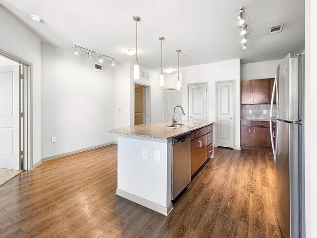 Building Photo - Live in Richmond – Get 1 Month Free Rent!