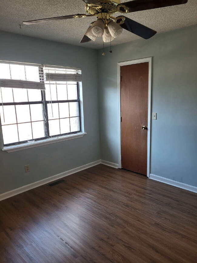 Building Photo - "Charming Goose Creek Townhouse: Cozy 2-Bedroom Retreat with Fireplace!"