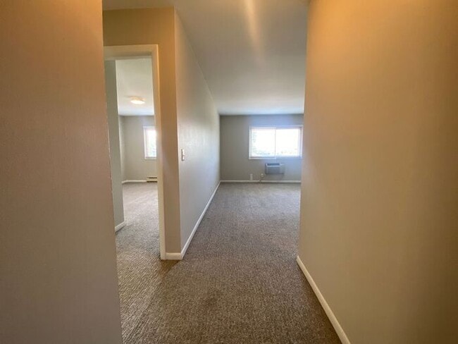 Building Photo - Remodeled 1 Bedroom Apartment!!! Walk to t...