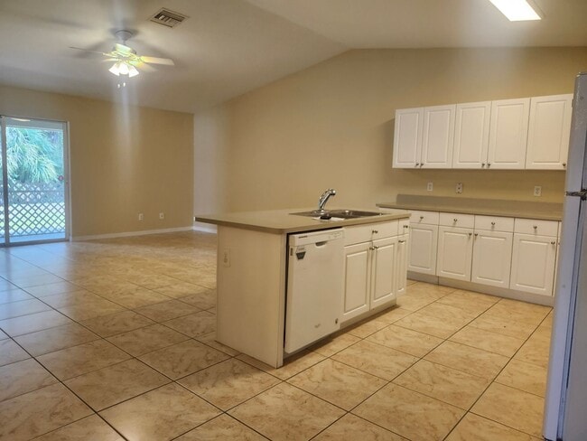 Building Photo - 3 bedroom 2 bath 1 car garage duplex