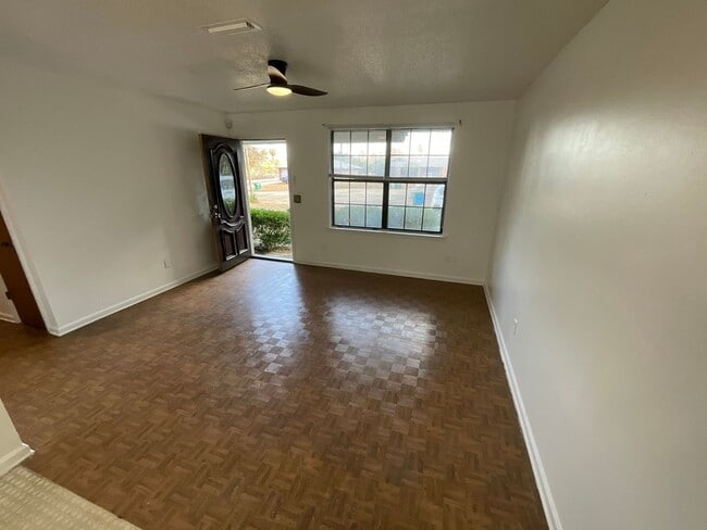 Building Photo - Spacious Brick 3/1 in Marianna in Quiet Cul-de-Sac with 1-Car Garage
