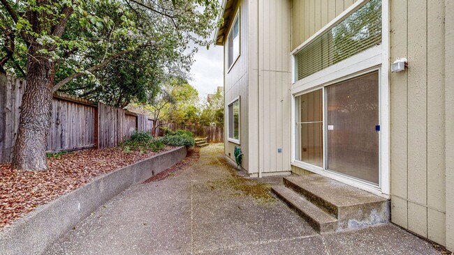 Building Photo - Desirable Skyhawk 3 bedroom Tri-Level Single Family