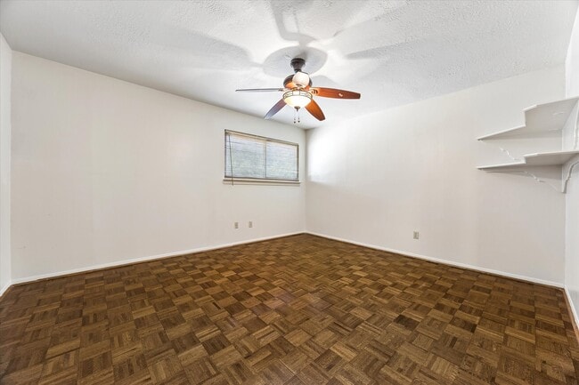 Building Photo - 3232 Parkwood Dr