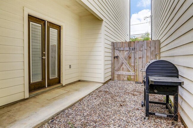 Building Photo - 1057 W 25th St