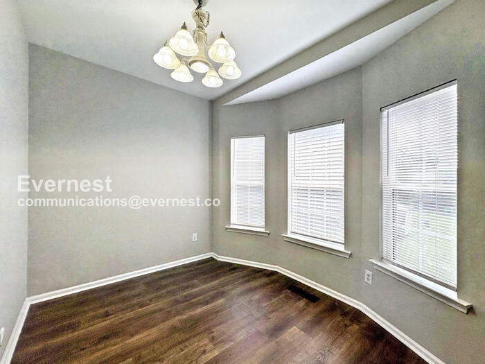 Building Photo - 6004 Park View Dr