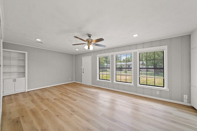 Building Photo - 721 20th Ave N