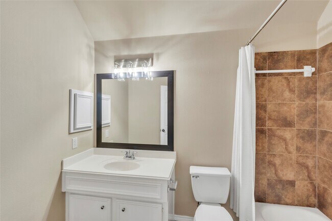 Building Photo - 2803 Lakecrest Way Dr