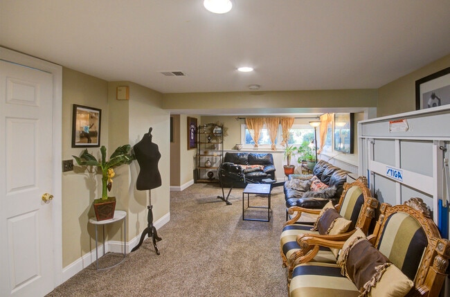 Building Photo - 501 Lincoln Ave