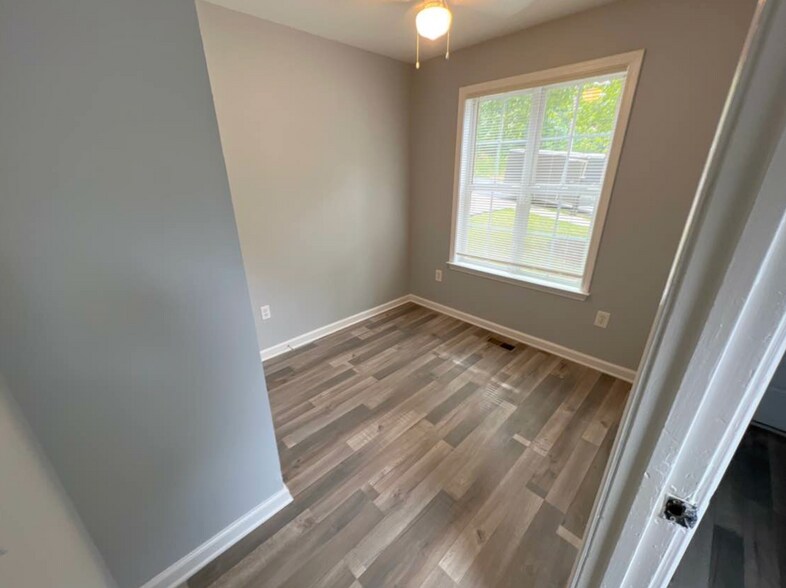 Building Photo - Room in Duplex on Jones Ave NW