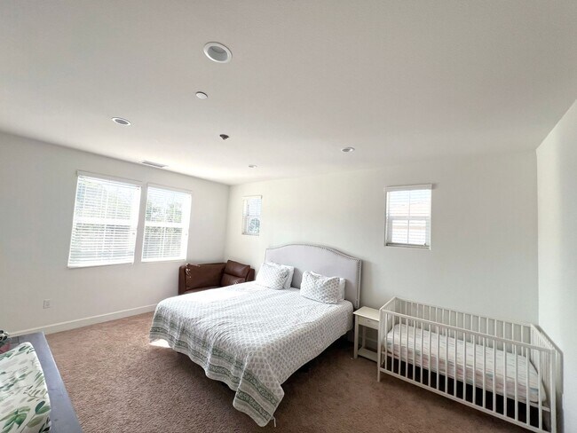 Building Photo - Upgraded Buellton End-Unit With Yard