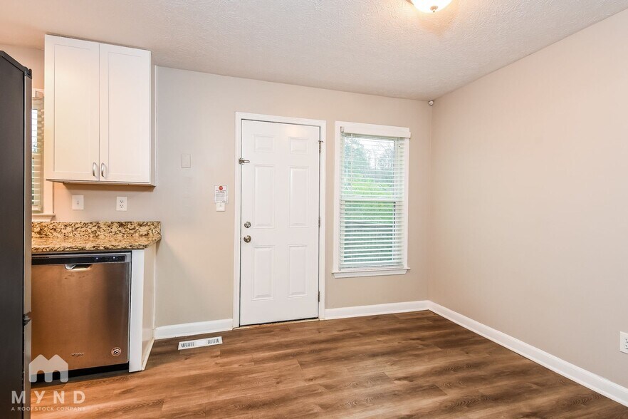 Building Photo - 308 Arapaho Dr SE