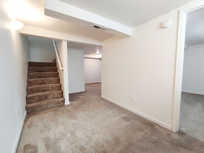 Building Photo - 7008 N Amherst St