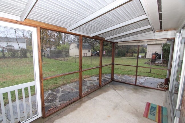 Building Photo - 3 bedroom 2 bathroom Single Family Home