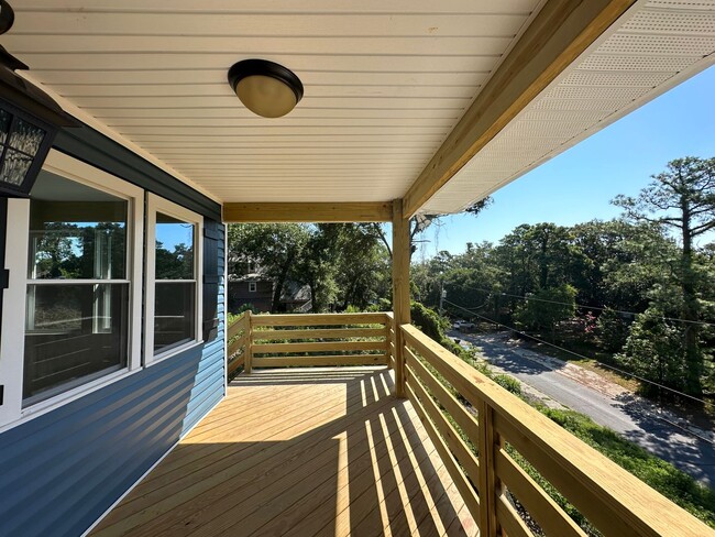 Building Photo - TREETOP HOME w/downstairs Suite