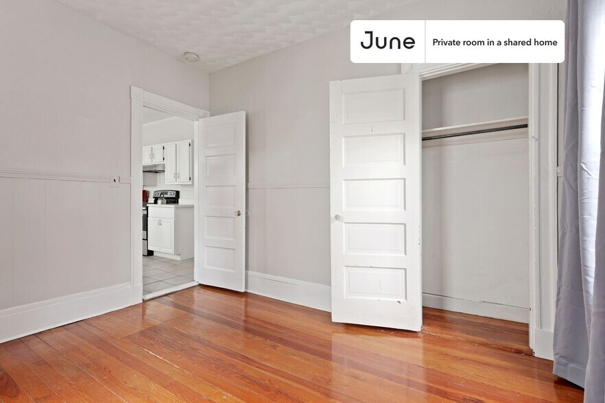 Building Photo - Private bedroom in 3 bed/1 bath Home