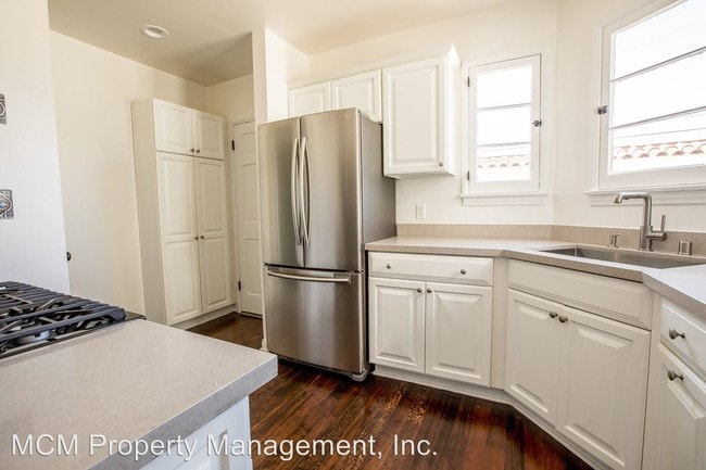 Building Photo - 923-933 S Alandele Ave