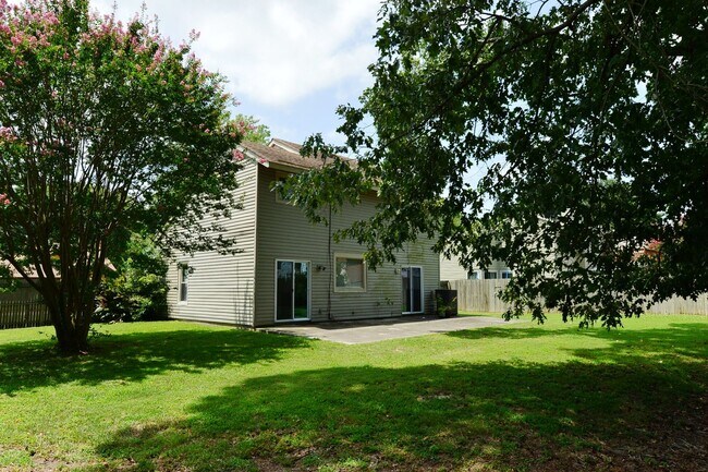 Building Photo - Community Lake-Dock and Private Beach