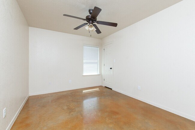 Building Photo - 613 Kendra Dr