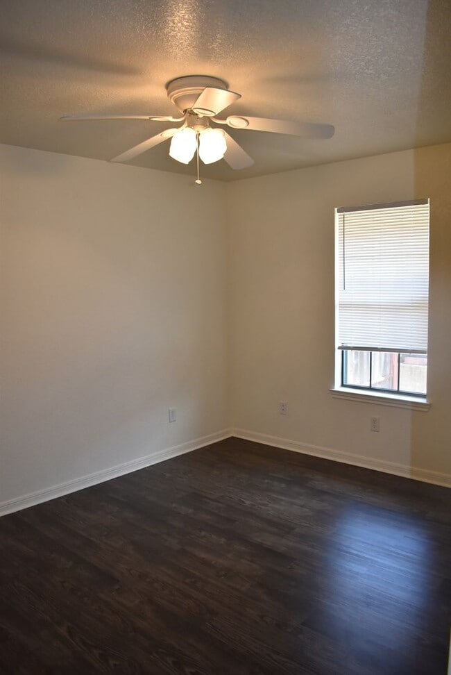 Building Photo - 910 Rebecca Ln