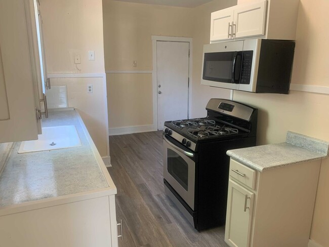 Building Photo - COMING SOON! 1 Bedroom /1 Bath Unit with F...