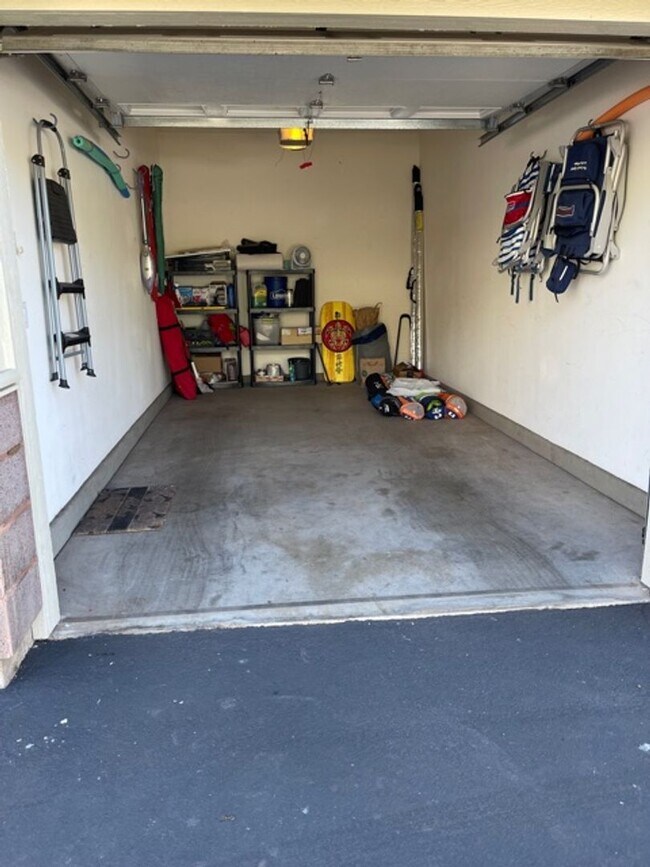 Building Photo - Gorgeous like new Premier condo in S. Kihe...