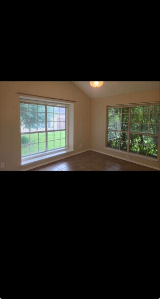 Building Photo - 3900 S Q St