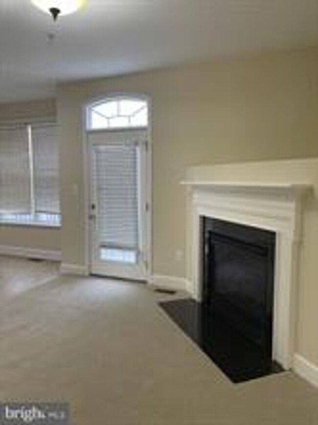 Building Photo - END UNIT TOWNHOUSE WITH 2 CAR GARAGE, 4 BE...