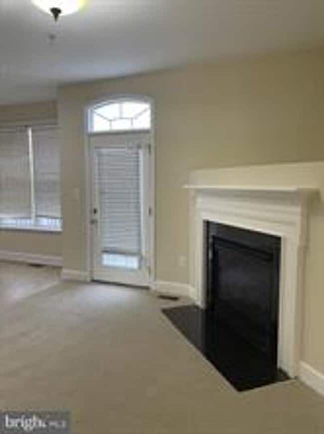 Building Photo - END UNIT TOWNHOUSE WITH 2 CAR GARAGE, 4 BEDROOMS AND 3.5 BATHS..FINISHED REC ROOM