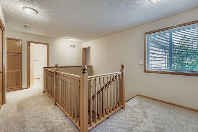 Building Photo - Rare 3bed 3bath Townhome in Rosemount
