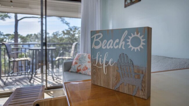 Building Photo - 23 S Forest Beach Dr