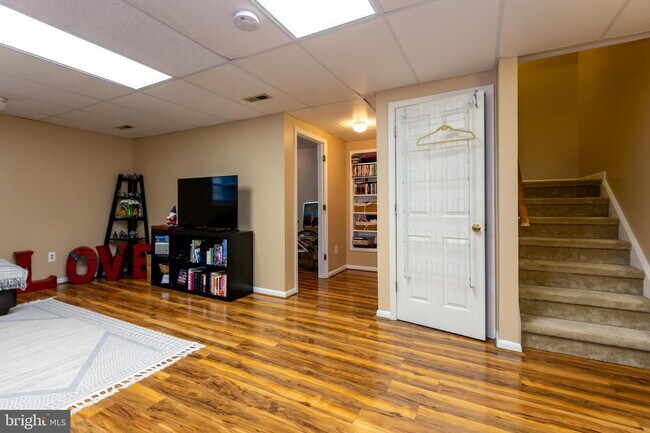Building Photo - Stylish and Spacious Townhome with Open Floor Plan and Updated Kitchen