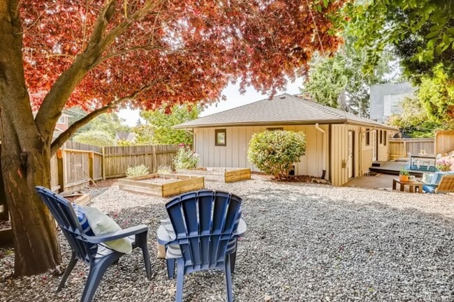 Building Photo - 3Bd/1.75Ba Seattle House