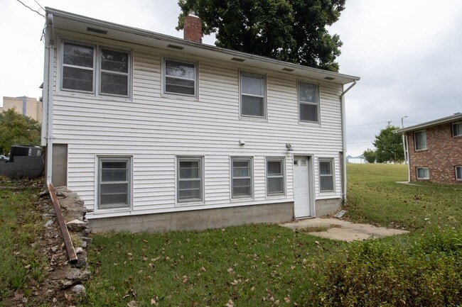 Building Photo - 4 Bed 2 Bath House on East Campus