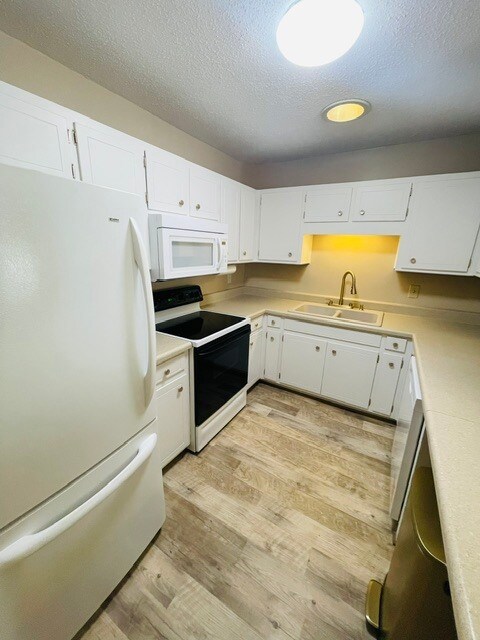 Building Photo - 11 Mulberry Ln