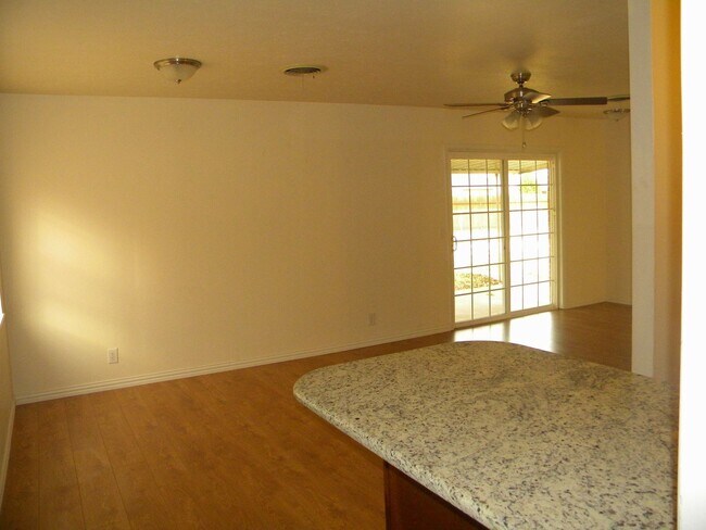 Building Photo - Spacious Home in City View!