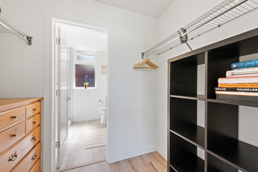 Building Photo - 422 10th Ave E