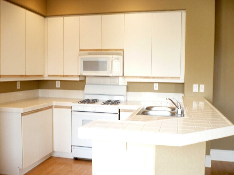 Building Photo - 1032 S Country Glen Way