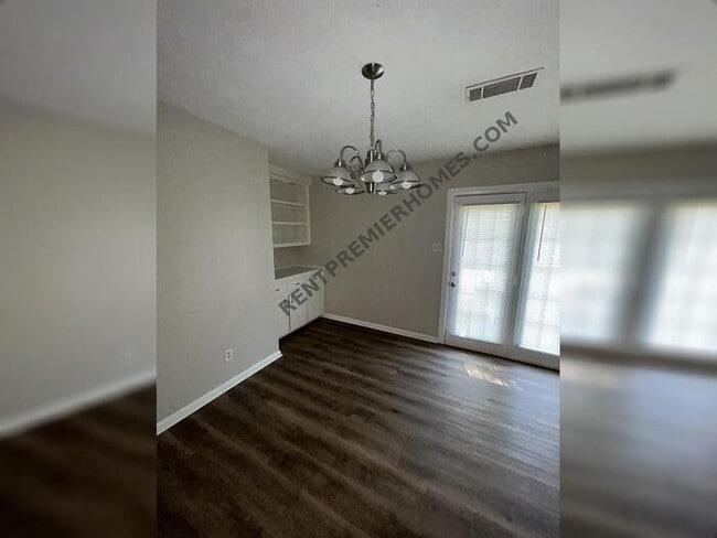 Building Photo - 916 S Rd