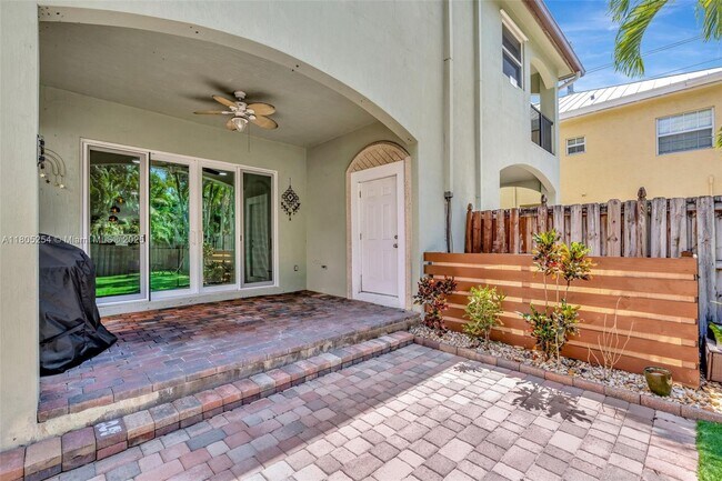 Building Photo - 853 SW 11th Ct