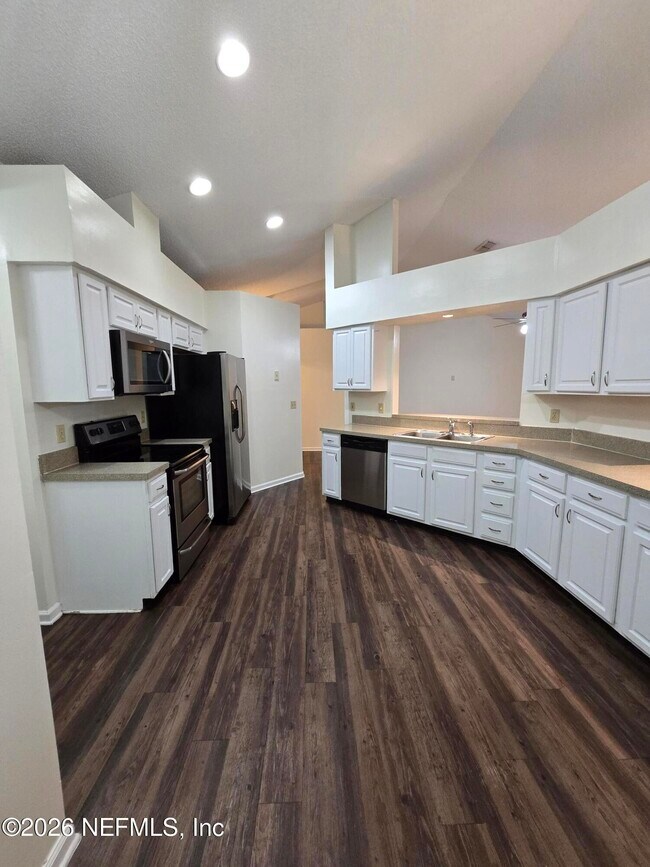 Building Photo - 9150 Camshire Dr