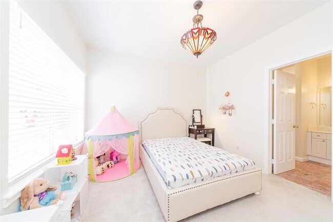 Building Photo - 5115 Fairmont St